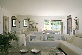 Dans le salon blanc, ajoutez un tapis en matière naturelle au sol ainsi que des fauteuils en bois. Le Blanc En Deco La Couleur De La Lumiere Et De La Purete