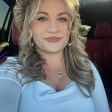 What are some photographer recommendations in Hot Springs, Arkansas for an  engagement photoshoot?