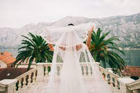 Whether you're drawn to the regalness of meghan markle's cathedral length veil or the modern aesthetic of bianca jagger's courthouse blusher, there. Wedding Veil Styles How To Choose The Right Length For Your Dress