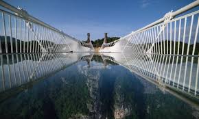 Jembatan kaca di china hancur, turis sampai bergelantungan di ketinggian 100 meter. Jambatan Kaca Zhangjiajie