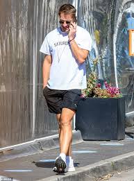 Hugh sheridan says he's been with men and women but prefers not to be labelled. Hugh Sheridan Appears To Be In Good Spirits As He Steps Out In Bondi Aktuelle Boulevard Nachrichten Und Fotogalerien Zu Stars Sternchen