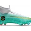Fußballschuhe schützen den fuß und unterstützen die ballkontrolle. 1