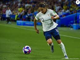 42eme minute servi sur le côté droit de la surface, christian eriksen adresse un centre trop long qui termine sa course… sur le haut de la barre transversale ! Amel Majri Lors De La 8eme De Finale De La Coupe Du Monde Feminine De Football Opposant La France Au Bresil Au Stade Oceane Au Havre France Le 23 Juin 2019 L Purepeople
