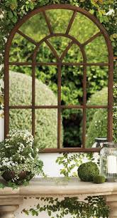 Ideen Fur Die Gartengestaltung Mit Spiegeln Mehr Als 40 Inspirierende Fotos Haus Dekoration Vintage Gartendekoration Gartenspiegel Ummauerter Garten
