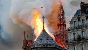 Kathedrale Notre Dame In Paris In Flammen Sie Verbrannten 800 Jahre Geschichte