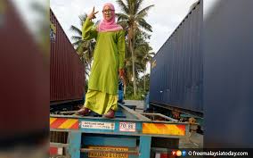 Jejak lady trucker seterusnya bersama ummul seagull. Ibu Tunggal Cabar Diri Jadi Pemandu Lori Kontena Sara 2 Anak Sabah Post