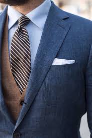 Dunkelblaues Sakko Braune Weste Hellblaues Businesshemd Dunkelbraune Vertikal Gestreifte Krawatte Fur Herr Braune Weste Manner Mode Und Sakko