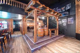 Restaurant Bar Cafe Concert Le Road House Cafe Doussard Decoration Soignee Et Decontractee Dans Un Style Melant Industrie Table Tonneau Bois Brule Brique Rouge