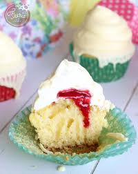 Cupcake A La Ganache Montee Au Chocolat Blanc Et Au Coulis De Fruits Rouges Feerie Cake Dessert Gateaux Et Desserts Recette Cupcake