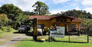 Se caracteriza por tener varias especies de orquídeas y muchos árboles que permanecen con hojas todo el año. Ingrids Welt Panama Santa Fe Im Nationalpark Santa Fe