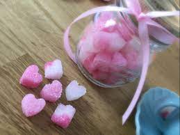 Realizzare originali zollette di zucchero è davvero semplicissimo! Cuoricini Di Zucchero Come Creare Delle Zollette Di Zucchero A Forma Di Cuoricino In Pochi Minuti Mammacs