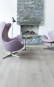 Pergo Laminatgulv Modern Plank Sensation Limed Grey Oak Plank L0231 03367 I Et Moderne Dagligstue Klik Her For At Opdage Din Yndlingsgulv Til Stuen L
