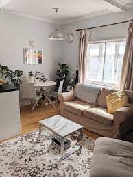 A 450 Square Foot London Rental Fits A Lot Of Function In A Small Space London Rentals Apartment Therapy House Tours Small Living Rooms