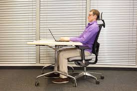 Ein monitor, der mindestens auf eine armlänge. Richtige Sitzposition Am Computer Mann Auf Dem Stuhl Am Schreibtisch Im Buro Arbeiten Lizenzfreie Fotos Bilder Und Stock Fotografie Image 62236432
