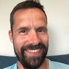 Stefan Hansen har vokst opp på Stjørdal, men flytta til Stadsbygda i 2006  hvor han bor med kone og barn og jobber som lærer ved Stadsbygd skole. Hans  første teatererfaring var ungdomslagets