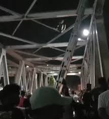 Seorang perempuan india di percayai bunuh diri di jambatan pulau pinang. Seorang Pemuda Lakukan Percobaan Bunuh Diri Di Jembatan Pinang Sangatta