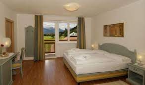 This spa property is 15 mi (24.2 km) from lake braies and 16.2 mi (26 km) from lake dobbiaco. Hotel Bagni Di Salomone Antholz Kronplatz