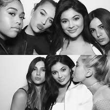 Black And White Photo Booth Kardashians Imagen De Stassie Kylie Jenner And Jordyn Woods Kylie Jenner Outfits Kylie Jenner Kylie