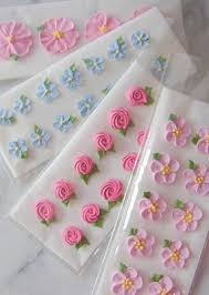 White wedding cake with gold decoration. Different Types Of Royal Icing Flowers Piping Tips Needed To Make Cherry Blossoms Flower Iicing Royal Icing Flowers Icing Flowers Royal Icing Decorations