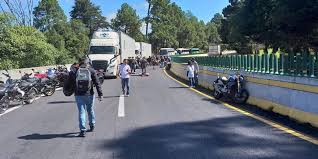 El accidente ocurrió aproximadamente a las 11:00 horas de este domingo cuando un tráiler se salió de control y se llevó a varios motociclistas y. Oczdjdyi6hssmm
