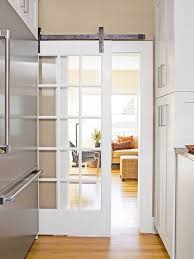 Vea nuestras puertas de paso y de calle, elaboradas en madera maciza de iroko, mobila nueva o elegantes cocinas de moderno diseño. Puerta Corredera Con Herrajes Vistos Para La Cocina Puertas De Cocina Puertas Correderas Madera Estilo De Puerta