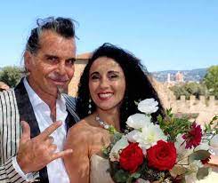 Anzitutto, si dice che sia una persona fuori dagli schemi. Storie Italiane L Ospite Di Oggi E Gianna Fratta Neo Moglie Di Piero Pelu