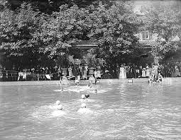 La pallanuoto è una delle discipline sportive acquatiche ufficiali alle olimpiadi. File Pallanuoto Al Bagno Di Diana Leone Soldati 1900 Ca Jpg Wikimedia Commons