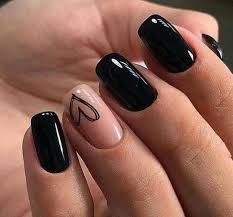 La magia del color negro atrae con la belleza de su profundidad y misterio. Unas Acrilicas Negras Sencillas