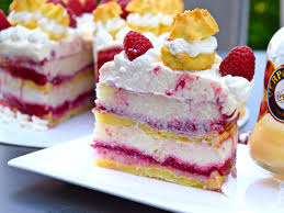 Die windbeutel auf dem boden einer auflaufform legen. Verpoortens Gaumenschmaus Mit Kokos Griess Himbeeren Und Windbeutel Kuchenrezepte Mit Eierlikor Verpoorten