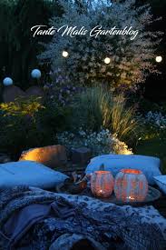 Kuscheldecken Aus Schals Licht Im Garten Gartenlicht Diy Gartenprojekte