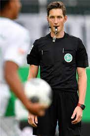 Die seite zeigt alle schiedsrichter, die in der saison 21/22 in der bundesliga im einsatz waren, sortiert nach spielzahl. Bundesliga Schiedsrichter Im Arztkittel