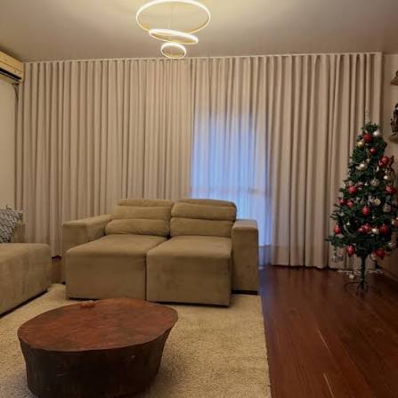 ✨ Elegância que transforma o ambiente ✨ A cortina em linho sintético na tonalidade trigo trouxe aconchego, sofisticação e equilíbrio para esta sala. Com caimento impecável, ela suaviza a luz natural, garante