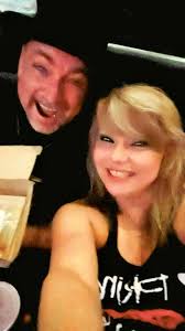 Queen Latifah showing love!