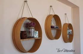 İki tahta plakayı 'l' şekli alacak şekilde uçlarından yapıştırdıktan sonra bir tarafının üzerine taşları yapıştırın. Kendin Yap Elekten Yuvarlak Raf Nasil Yapilir Tarz Meselesi