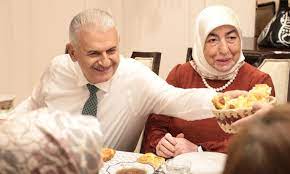 Semiha yıldırım, eşi binali yıldırım 'ın akp saflarında aktif siyasete atılmasının ardından seçim çalışmalarında sık sık görüntülendi. Cumhuriyet Gazetesi Binali Yildirim In Esi Semiha Yildirim Dilek Imamoglu Na Cok Tesekkur Ediyorum Http Www Cumhuriyet Com Tr Video Video 1435181 Binali Yildirim In Esi Semiha Yildirim Dilek Imamoglu Na Cok Tesekkur Ediyorum Html Facebook