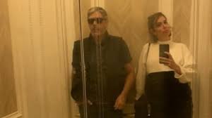Discreto como sempre, o âncora do telejornal da globo não postou nenhum registro do grande dia, mas foram. Willian Bonner E Esposa Posam Em Selfie No Elevador Istoe Independente