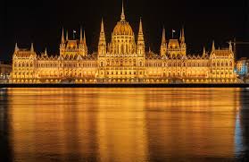 Top 20 Famous Buildings Across the World | Go Construct