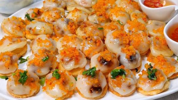Bánh giò ở chợ Nguyễn Công Trứ. Một suất full là 20k, có cả nem chua, gìo,  chả cốm. Bao lần ăn ở đây thì chú ý nhất là quả tương ớt,
