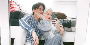 Explore tweets of rey mbayang @rey_mbayang on twitter. Tak Hanya Rey Mbayang 5 Seleb Ganteng Ini Juga Bucin Dengan Istrinya Merdeka Com