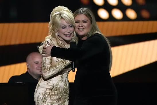 Kelly Clarkson pays tribute to Dolly Parton: “Dolly Parton had a way of  making everyone feel special, and seen, and welcomed, and as if you were  old friends. I will miss her
