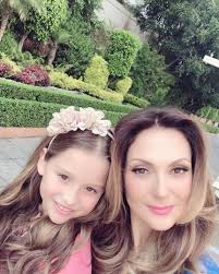 Nora Salinas no se preocupa por quienes juzgan su relación con un hombre  mayor y asegura estar feliz junto a él