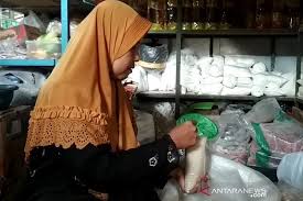 Pasar kliwon kabupaten kudus, jawa tengah, yang menjadi pasar grosir konveksi terbakar dan mengakibatkan ratusan pedagang panik dan harus mengevakuasi barang dagangannya ke tempat yang aman. Harga Gula Pasir Di Kudus Melejit Sentuh Rp17 000 Kg Antara Jateng