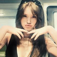 Elle Walker's Instagram, Twitter & Facebook