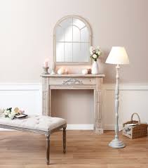 Esprit Romantique Manteau De Cheminee Deco Bout De Lit Miroir Atelier Lampe Bout De Canape Decoration Maison Idee De Decoration