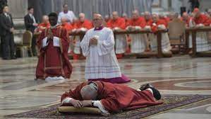 Nabożeństwo rozpoczyna się liturgią słowa, w której naczelne miejsce zajmuje opis męki pańskiej według św. Papiez Przewodniczyl Liturgii Meki Panskiej Vatican News