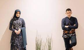 Baju kondangan couple kekinian remaja. 15 Model Baju Kondangan Buat Kamu Tampil Kekinian Dan Gaya
