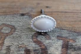 Stimmig sehen beispielsweise knöpfe, muschelgriffe. Mobelknopfe Mobelknopf Mobelgriffe Keramik Shabby Chic Antik Vintage Turgriff Knauf Griff Knopf Knopfe Landhaus K Schubladengriffe Schubladen Griffe Schubladen