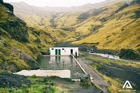 Seljavallalaug is one of the oldest swimming pool in iceland. Freie Naturliche Pools In Island Exotisches Baden Adventures Com