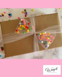 Tulle Bow Filled With Mini Pom Poms Fun Colourful Gift Wrap For Birthdays Modern Emballage Du Cadeau D Anniversaire Emballer Cadeau Cadeaux Faits Main