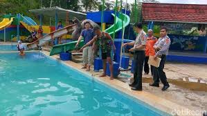 Dari taman air, sensasi berenang di tengah sawah, sampai kolam renang dengan pemandangan pegunungan yang asri. Bocah 6 Tahun Di Tasik Tewas Tenggelam Di Kolam Renang Saat Wisata